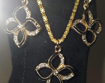 Collar y pendientes con dije de flor de oro y diamantes de imitación. 1 juego.