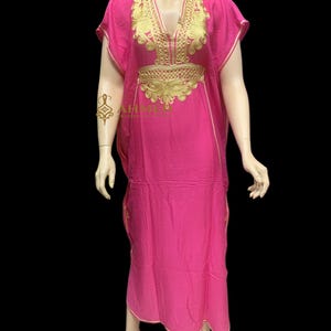 Caftan d’été marocain – Robe traditionnelle femme  Fuchsia et doré, style oriental