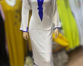 Caftán marroquí blanco con bordado azul real: disponible en todas las tallas.