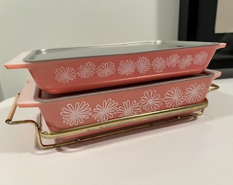 Set mit 2 Vintage Pyrex Pink Daisy Auflaufformen mit Metalldeckeln & Servierwiege - 575 B und 548 B