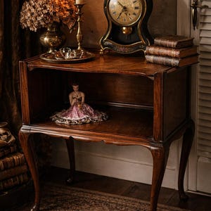 Vintage Walnut Burl Queen Anne Side Table – Cabriole Legs Accent Nightstand