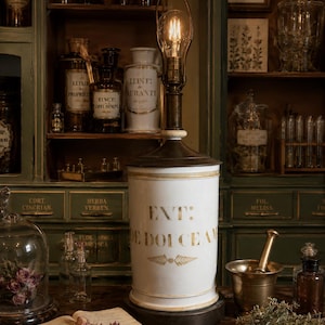 Lampe de table transformée en pot d'apothicaire en porcelaine ancienne, pot de pharmacie français, ornement en laiton pour la décoration de bibliothèque