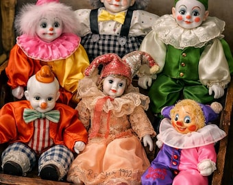 磁器製のピエロのマリオネット | ブランコに乗る陶器製のピエロ人形