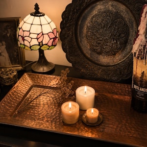 Vassoio vintage in rame martellato: grande piatto rettangolare da portata, decorazione rustica con patina per la casa.