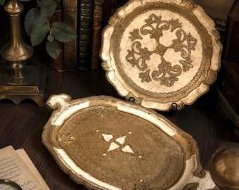 Set di 2 vassoi fiorentini vintage Made in Italy, vassoi da toeletta oro e avorio, vassoi decorativi italiani rotondi e rettangolari riccamente decorati.