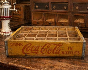 Vintage houten flessenkrat Coca-Cola, rustieke frisdrankdrager, roodgele reclamedisplay, barinrichting, organisator boerderij