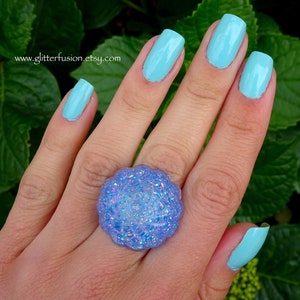 ¡NUEVO! Anillo iridiscente de declaración de resina de remolino de cono de helado de helado, anillo de favor de fiesta de verano de alta costura grande y único, joyería GlitterFusion