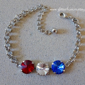 Pulseira de prata com cristais Swarovski nas cores vermelho, branco e azul, perfeita para festas patrióticas de verão e eventos do 4 de julho nos EUA, da GlitterFusion Jewelry.