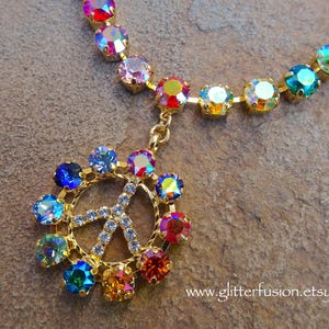 NEU! Schimmer Regenbogen Peace Zeichen Swarovski Kristall Gold Statement Halskette, Einzigartige Bold Helle Bunte Hippie Chic Halskette, Glitter Fusion