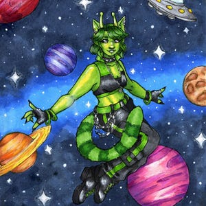 Op de afbeelding: Waterverfschilderij van een groen, buitenaards figuur in een ruimtescène. Het figuur draagt een zwarte crop top, broek en laarzen, met een gestreepte staart. Planeten, sterren en een UFO bevinden zich op de achtergrond. Het kunstwerk is gesigneerd "Riley Draws".