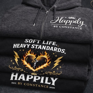 Puede incluir: Una taza de cer&aacute;mica blanca con un asa negra y el texto "But First, Coffee" en negro, con una fuente de estilo manuscrito. La taza est&aacute; sobre una superficie blanca.