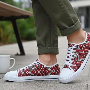 Zapatillas de lona con estampado gráfico rojo: zapatos casuales de caña baja con plantilla cómoda imagen 2