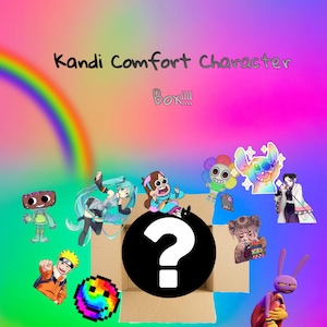Könnte beinhalten: Ein offener Pappkarton mit einem großen schwarzen Fragezeichen auf der Vorderseite, umgeben von bunten Cartoon-Charakter-Aufklebern. Der Text "Kandi Comfort Character Box!!!!" steht über der Box vor einem Regenbogenhintergrund.