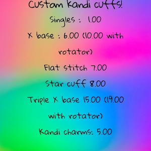 Könnte beinhalten: Eine handgeschriebene Liste auf einem farbenfrohen Gradientenhintergrund, die kundenspezifische Kandi-Armbänder bewirbt. Der Text enthält Optionen wie Singles, X-Base, Flat Stitch, Star Cuff und Triple X-Base sowie Preise. Kandi-Charms sind ebenfalls aufgeführt.