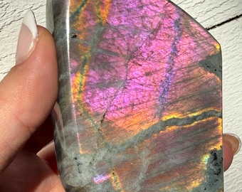 Cristales iridiscentes de labradorita de forma libre