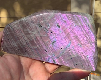 Cristal de labradorita iridiscente de forma libre