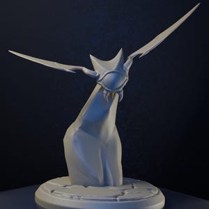 Può includere: Una scultura bianca di una creatura con grandi ali spiegate e una testa stilizzata. La scultura è montata su una base circolare e posta su uno sfondo blu scuro. La creatura ha un occhio prominente e denti affilati.