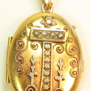 Antique 1920&#39;s 2 Picture Engraved Locket 9 to 10KY Gold 6.5 Grams 1.18x.931&quot;