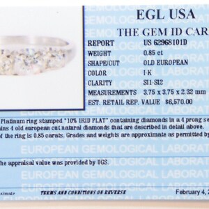 Puede incluir: Una tarjeta de tasaci&oacute;n de anillo de diamantes del European Gemological Laboratory (EGL) USA. La tarjeta muestra que el anillo est&aacute; hecho de platino y contiene 4 diamantes de talla antigua europea. El peso total de los diamantes es de 0,85 quilates. La tarjeta tambi&eacute;n incluye el n&uacute;mero de informe, el peso, la forma/talla, el color, la claridad, las medidas y el valor de reemplazo minorista estimado. El valor de la tasaci&oacute;n fue proporcionado por UGS. La tarjeta est&aacute; fechada el 4 de febrero de 2021.