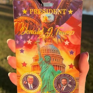 Holografischer 4D-Presidial 2025 Einweihungs-Sammel-VIP-Pass Präsident Trump | 3D Bewegung I 3D Kunst I Trump Merch I Trump Sammlerstück