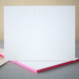 Papeterie typographique | XOXO | Notes de remerciement typographiques peintes sur les bords | Notes de remerciement pour mariage