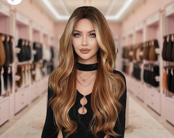 Puede incluir: Una mujer con el pelo largo, ondulado, castaño claro con reflejos rubios lleva un body negro y un collar plateado. Está de pie en una habitación con estantes de extensiones de cabello.