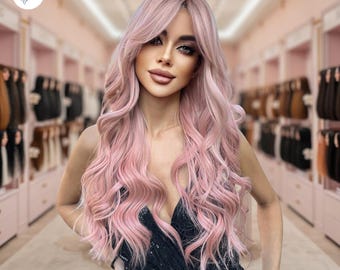 Puede incluir: Una mujer con el pelo largo y ondulado de color rosa, lleva un vestido negro de lentejuelas. Está de pie en una habitación con estantes de extensiones de pelo.