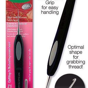 Puede incluir: Una taza de cerámica blanca con un asa negra y el texto "But First, Coffee" en negro y negrita. La taza está sobre una superficie blanca.