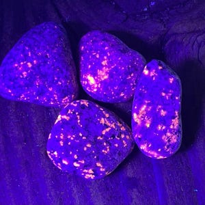 Raw Yooperlite Stones Lake Michigan Sodalite Crystals Fire Rocks UV Radiant Florescent Glow Rocks Natural Healing Stone