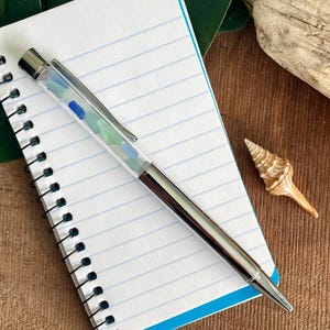 Silberner Seaglass Pen - gefüllt mit winzigen Stücken von echtem Blau, Aqua und klarem Seeglas, Strandglas, schwarzer Tinte, Geschenk für Sie, kostenloser Versand in die USA