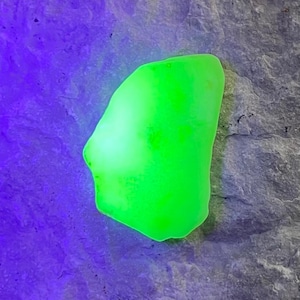 1 Lg Genuine Surf Tumbled Rare Green UV Uranium Sea Glass Beach Glass, Jadeite, Chunky Piece, Depression Vaseline Glass Glows Under UV Light