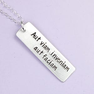 Aut viam inveniam aut faciam - ich werde entweder einen Weg finden oder einen machen - Handgestempelte Sterling Silber Halskette / Anhänger - lateinische Sprache
