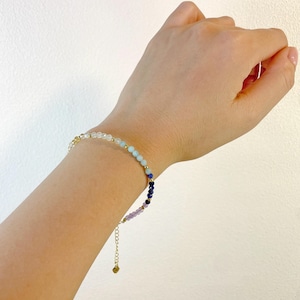 Chakra Edelstein Armband mit Goldakzenten - 7 Chakren Heilung Energie Schmuck - Kristallperlen Armband mit Karte - Yoga Geschenk - minimalistisch