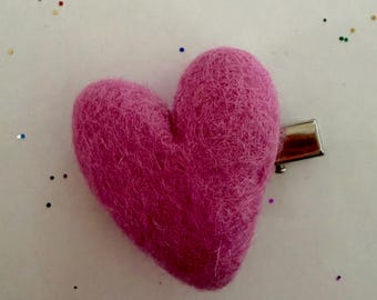Pinza para el cabello con forma de corazón de fieltro hecha a mano para niñas pequeñas y niñas.