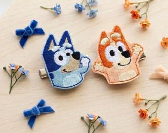 Conjunto de pinzas para el cabello bordadas con cachorros azules y naranjas