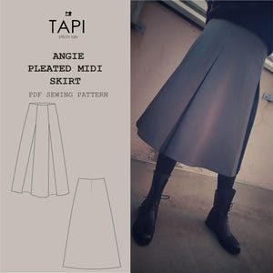 Puede incluir: Una falda midi plisada gris, parte de un patrón de costura PDF. La falda se muestra en un boceto y se usa en una foto con botas negras. El texto de la imagen dice "TAPI stitch lab" y "ANGIE PLEATED MIDI SKIRT PDF SEWING PATTERN."