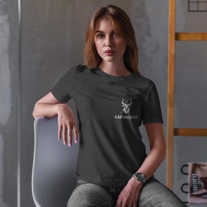 Koszulka z napisem „Koziorożec” z zodiakiem, koszulka z horoskopem astrologicznym, top z konstelacją gwiazdozbioru, prezent urodzinowy na grudzień i styczeń, koszulka unisex