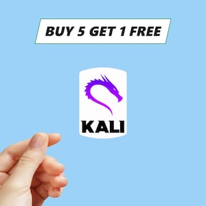 Peut inclure: Un autocollant blanc avec le mot "KALI" en noir et un motif de dragon violet. Au-dessus de l'autocollant se trouve une bannière verte et blanche qui dit "ACHETEZ 5 OBTENEZ 1 GRATUIT" sur un fond bleu clair.