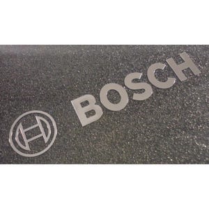 Puede incluir: Un logotipo de metal plateado con la palabra "BOSCH" en mayúsculas y un círculo con la letra "H" dentro.