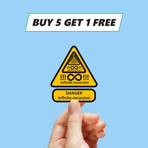 Pode incluir: Um sinal de advertência amarelo com um símbolo de infinito preto e o texto "PERIGO Recursão infinita" em um retângulo preto. O sinal é segurado por uma mão contra um fundo azul claro. O texto "COMPRE 5, LEVE 1 GRÁTIS" está em um retângulo verde no topo da imagem.