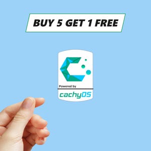 Peut inclure: Fond bleu clair avec une bannière blanche et verte indiquant "BUY 5 GET 1 FREE". En dessous, un logo blanc avec un design géométrique turquoise et le texte "Powered by cachyOS".