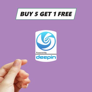 Peut inclure: Fond violet avec un logo blanc et bleu sarcelle indiquant "Powered by deepin". Au-dessus du logo se trouve une bannière indiquant "BUY 5 GET 1 FREE".