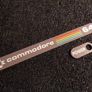 Commodore C64-fodral Etikett / Klistermärke / Märke / Logotyp 11 cm x 1,1 cm [241d]
