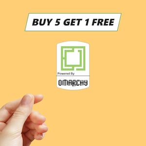 Könnte beinhalten: Werbebild auf gelbem Hintergrund mit dem Text "BUY 5 GET 1 FREE" in einem grün-weißen Banner. Darunter ein weißes Etikett mit einem grünen quadratischen Design und dem Text "Powered By OMARCHY". Eine Hand ist in der unteren linken Ecke.