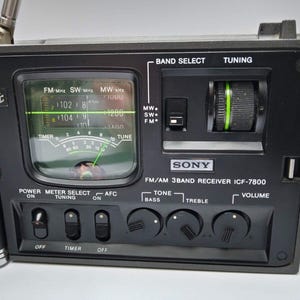 Radio portátil SONY ICF 7800 plegable vintage: modelo de locutor de noticias en perfecto estado.