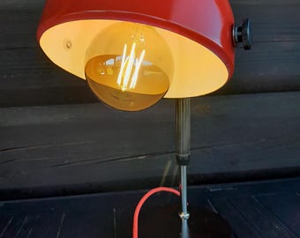 Vintage tafellamp. Volledig gerestaureerd en opnieuw bedraad voor moderne veiligheid. Rode paddestoellamp. Lamp uit het midden van de eeuw.