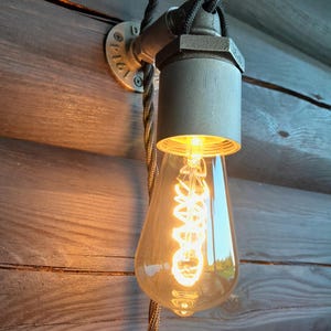Steampunk wandlamp met stekker | IJzeren buislamp | Industriële wandlamp | Nachtlampje met stekker | Gietijzeren wandlamp met stekker