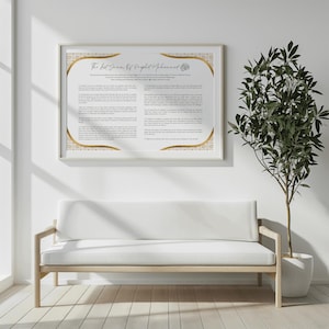 Puede incluir: Una impresión enmarcada con el texto "The Last Sermon Of Prophet Muhammad" en escritura elegante, con detalles decorativos dorados. La impresión se muestra sobre un sofá blanco, con una planta en maceta a la derecha.