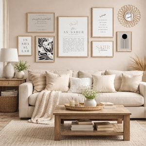 Op de afbeelding: Een woonkamer met een beige bank, houten salontafel en een verzameling ingelijste kunstdrukken. De prints tonen kalligrafie en abstracte ontwerpen in neutrale tinten, wat een stijlvol interieur creëert.