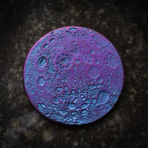 Blau und Lila Mond Münze - 1 aus eloxiertem Niobium